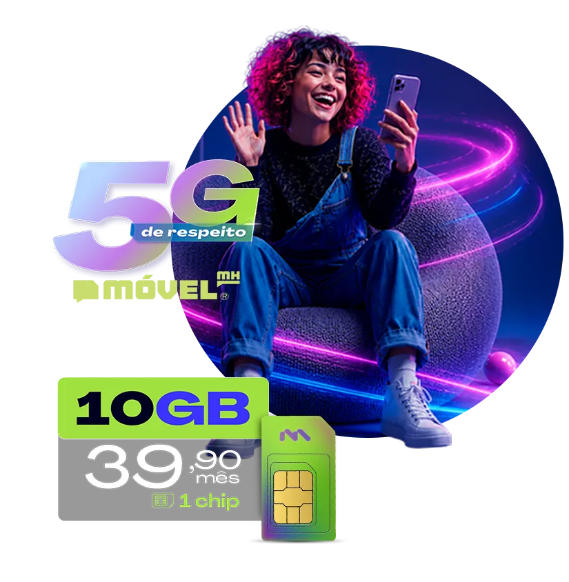 Mulher sorrindo sentada em um puff usando o celular