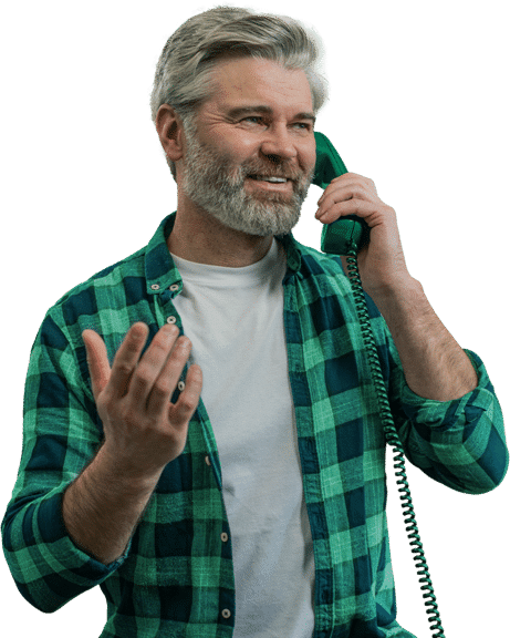Homem falando ao telefone fixo