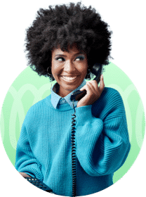Mulher falando ao telefone fixo