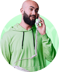 Homem falando ao telefone fixo