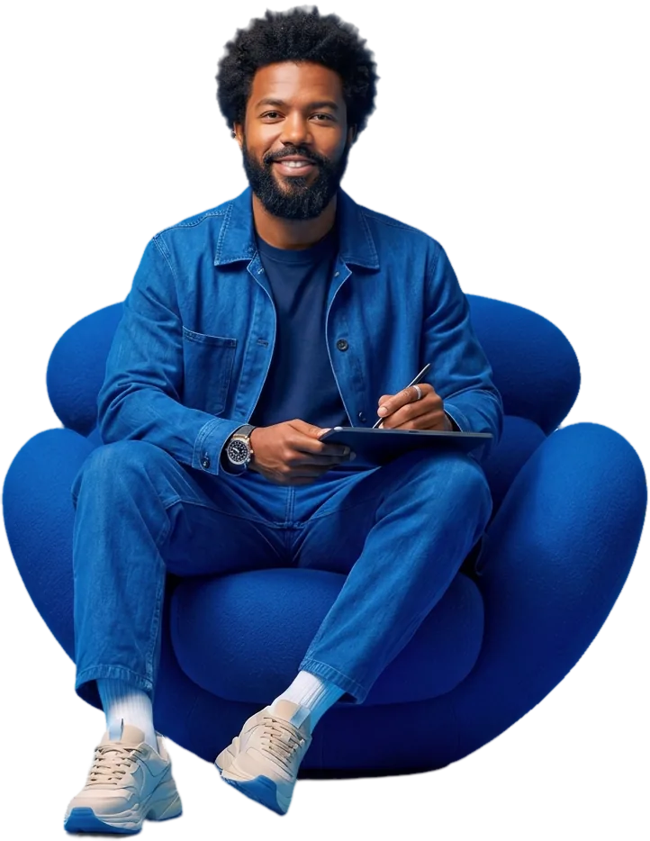 Homem sorrindo sentado em uma poltrona azul usando um tablet